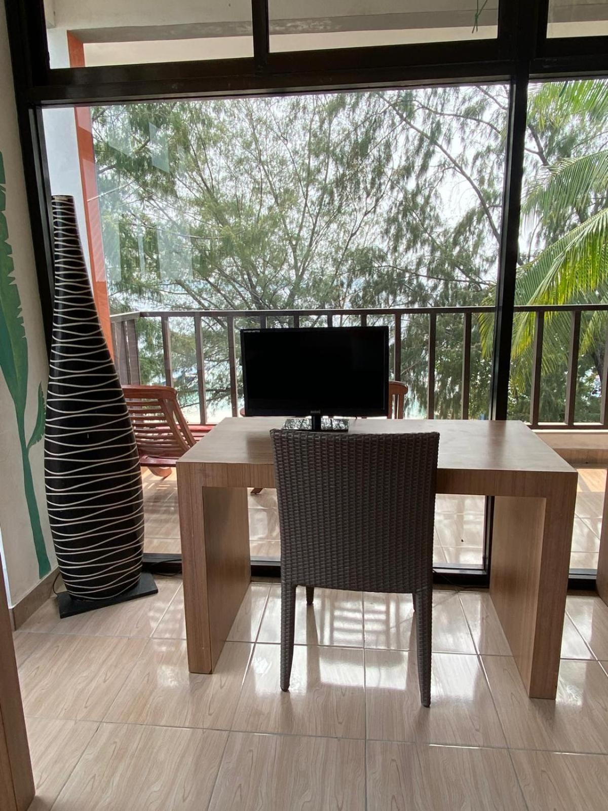 Tropica Gili Total Body Fit - Free Access Gym And Coworking Space Quần đảo Gili Ngoại thất bức ảnh